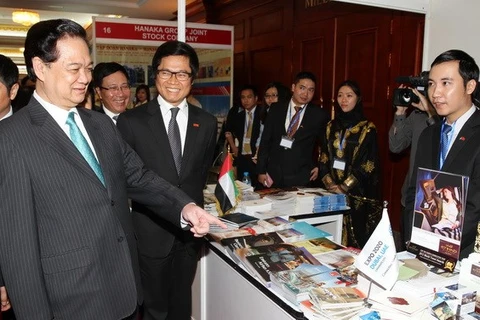 Le PM Nguyen Tan Dung visite les stands. (Photo: Duc Tam/VNA)